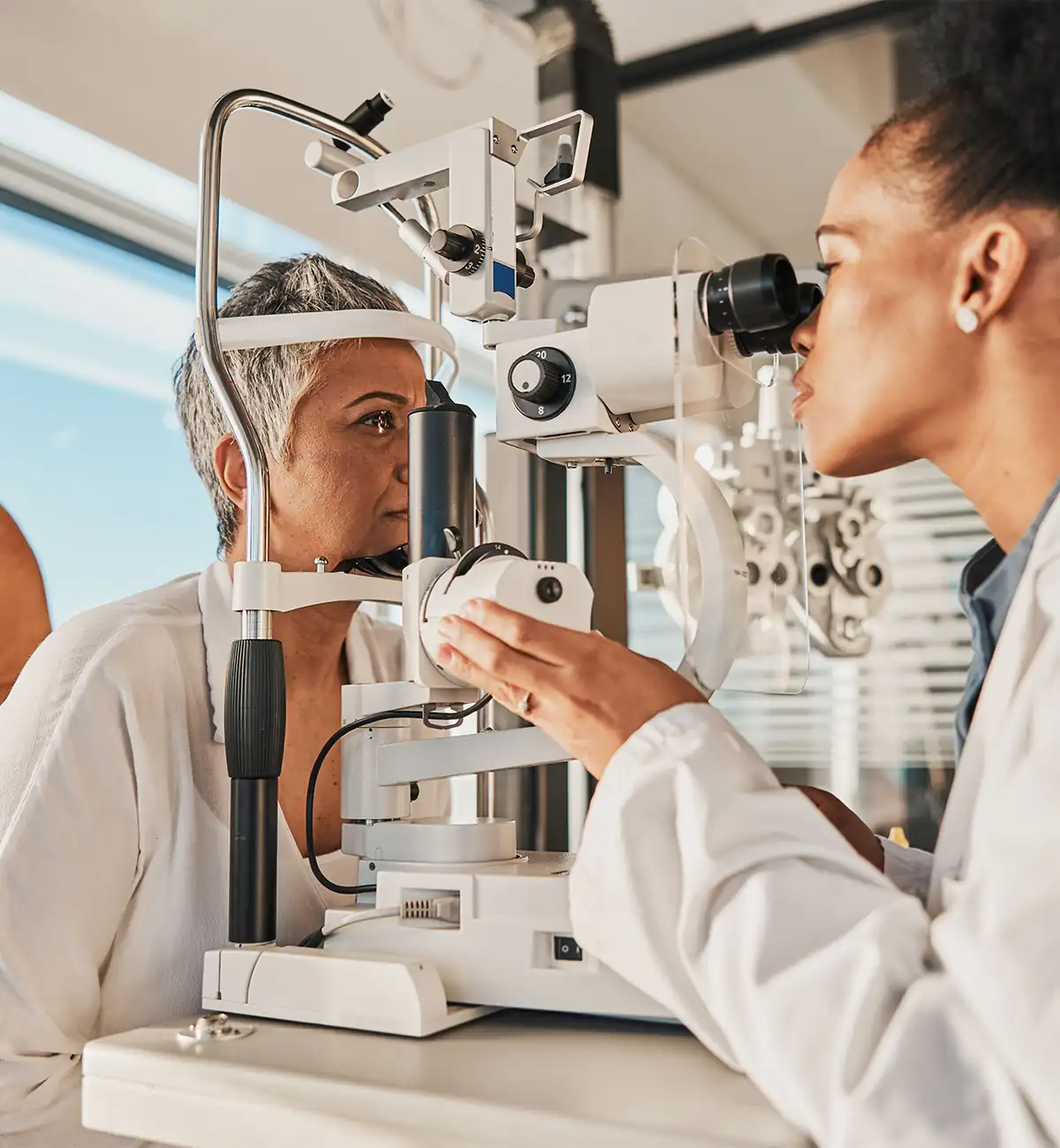 senior woman undergoing advanced testing and diagnostics for eye health